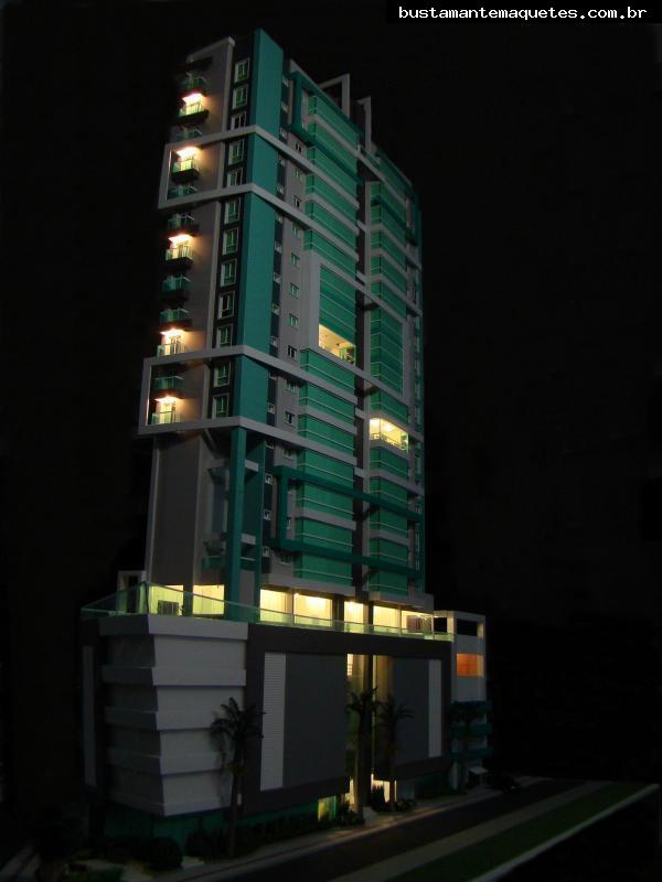 Foto de maquete fisica de Edifícios Residenciais produzida para o cliente CECPAS Construtora, localizada na cidade de Balneário Camboriú/SC